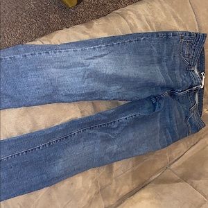 Levi Mid rise Jeans. Wide pants leg at the bottom